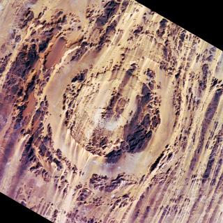 衛星写真。アオルンガ・クレーター。