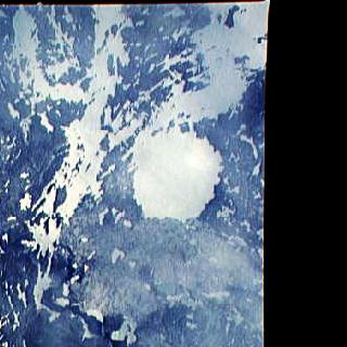 衛星写真。ディープ・ベイ・クレーター。