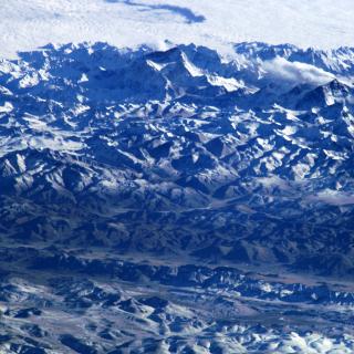 ヒマラヤ山脈、エヴェレスト山付近。(南南西が上)