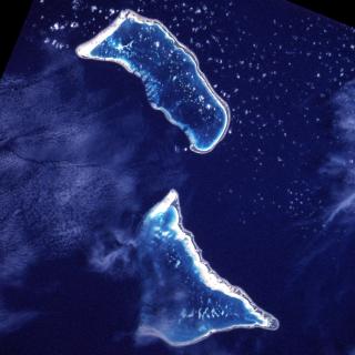 タラワ環礁(南(↓))と、アバイアン(Abaiang)環礁。