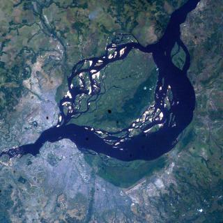衛星写真 コンゴ川(ICongo River)、スタンリー・プール(Stanley Pool)、キンシャサ(Kinshasa)、ブラザヴィル()、ンジリ国際空港