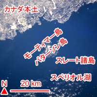 テキスト入り 衛星写真。スレート・アイランズ・クレーター。