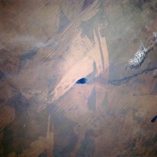 タナミ砂漠の〝やけど跡〟(burn scar)地形。