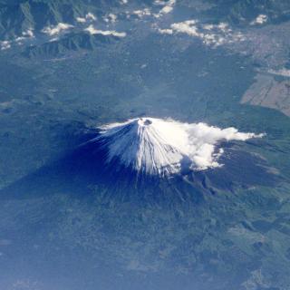 富士山。(右上が北)